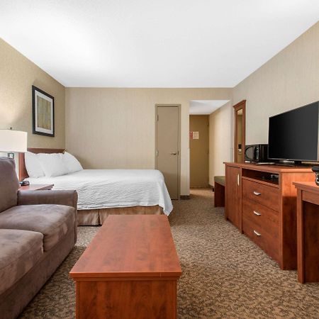 Clarion Hotel & Suites Brandon Exterior foto