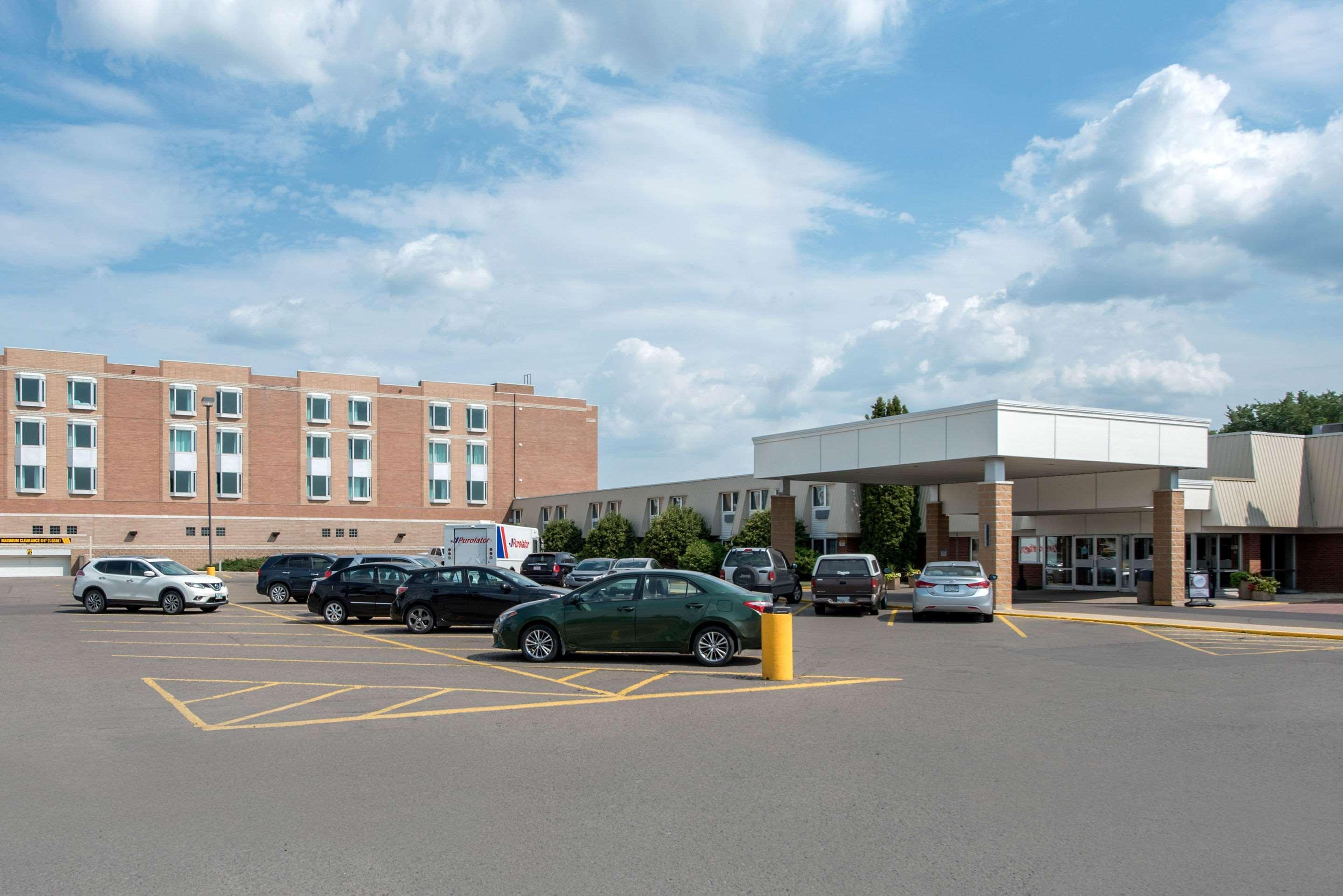 Clarion Hotel & Suites Brandon Exterior foto