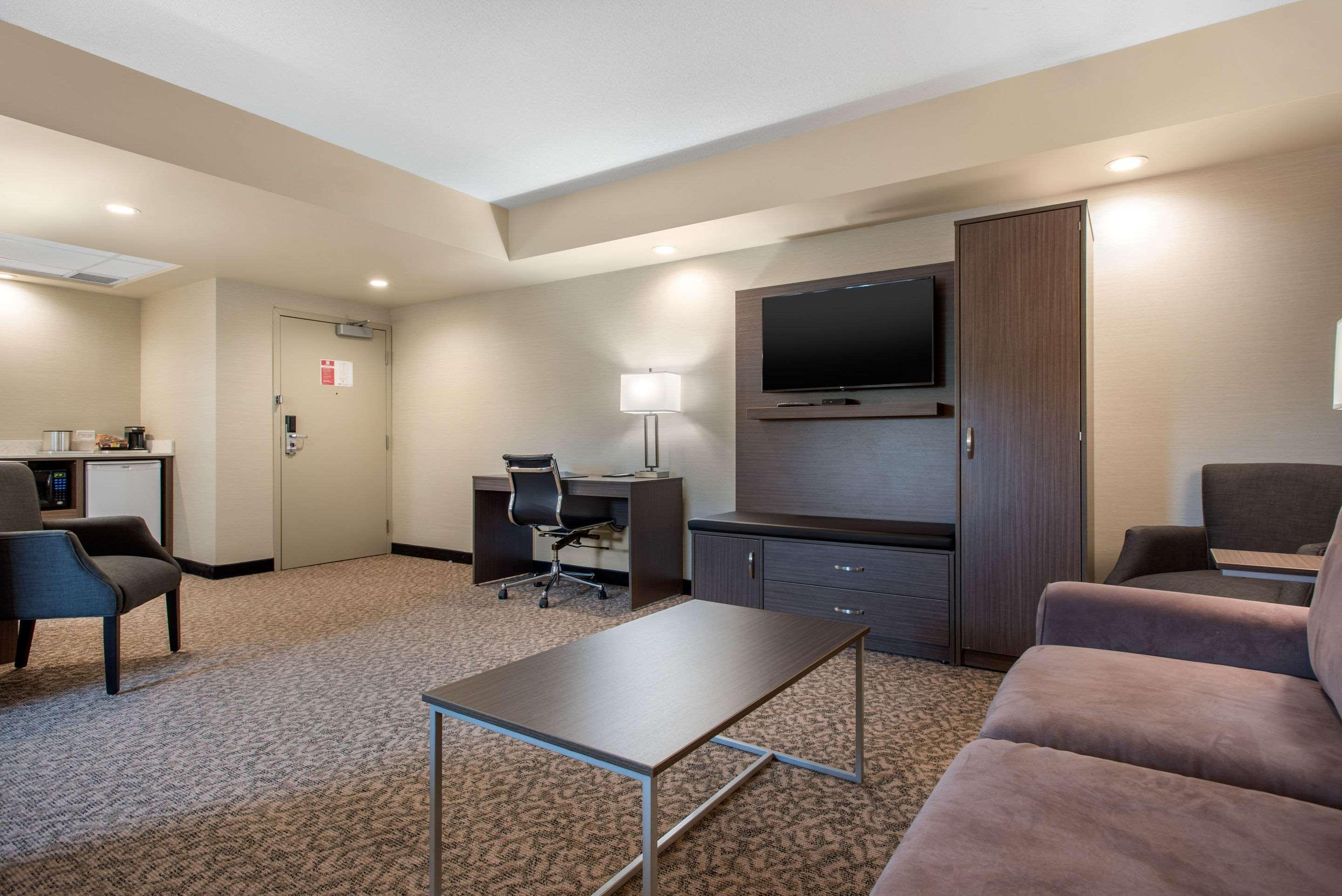 Clarion Hotel & Suites Brandon Exterior foto