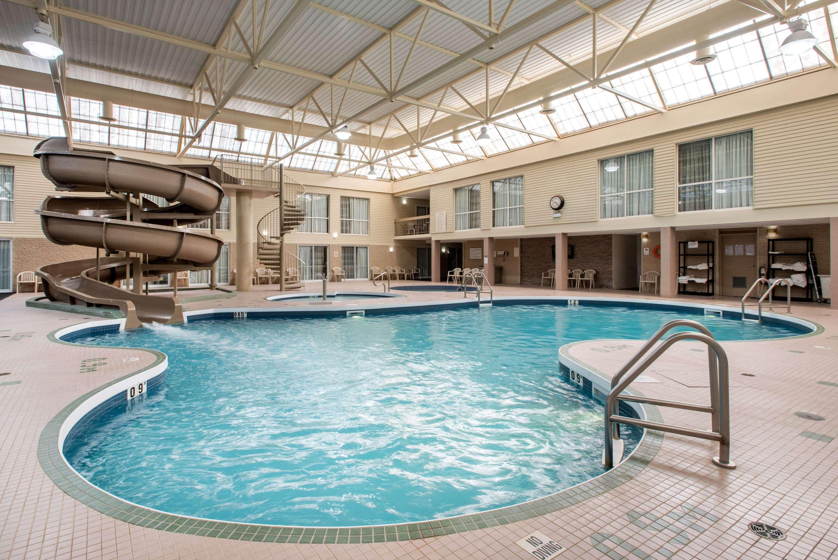 Clarion Hotel & Suites Brandon Exterior foto