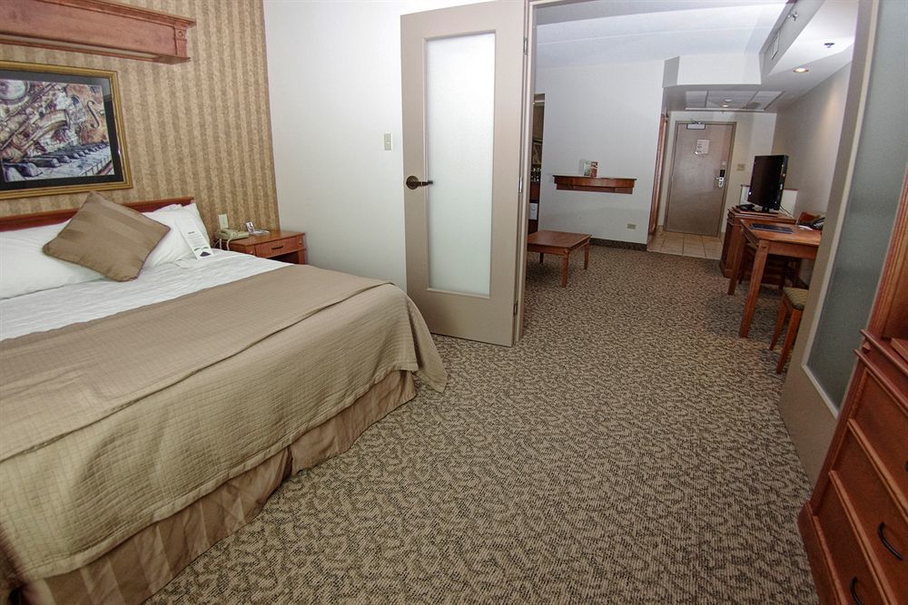 Clarion Hotel & Suites Brandon Exterior foto